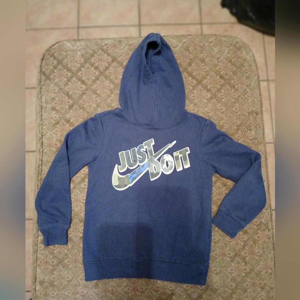 Nike, Boys Navy blue, 2-piece leisure suit, Size 7L.